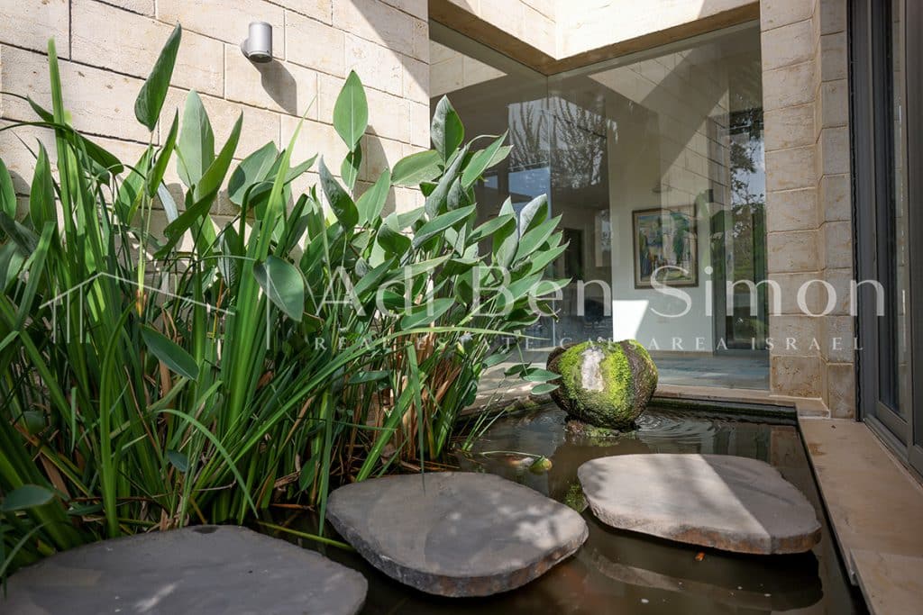 שכונה ירוקה וותיקה נבנה בית מודרני עם קווים ישרים בעיצוב נקי מגרש 1200 מר בנוי כ570 מר הבית בין שתי קומות קומת כניסה קרקע וקומת מרתף יתרון בקומת הקרקע נגישות ונוחות שמדלת הכניסה נפתח לנו נוף ירוק ובריכה גדולה שהבית עוטף את הבריכה מסביב הסלון גדול בעל תקרה גבוהה המטבח מתחבר לנוף המשקיף על חצר והבריכה לבית כ6 חדרי שינה המוגדרים כסוויטות מטבח מאובזר וגדול בקומת המרתף יש הכנה למטבח וחדרי שינה גדולים עם מקלחת ושירותים מיקומו של הבית ממורכז יפה במגרש וסביבה ירוקה מסביב חניה חשמלית