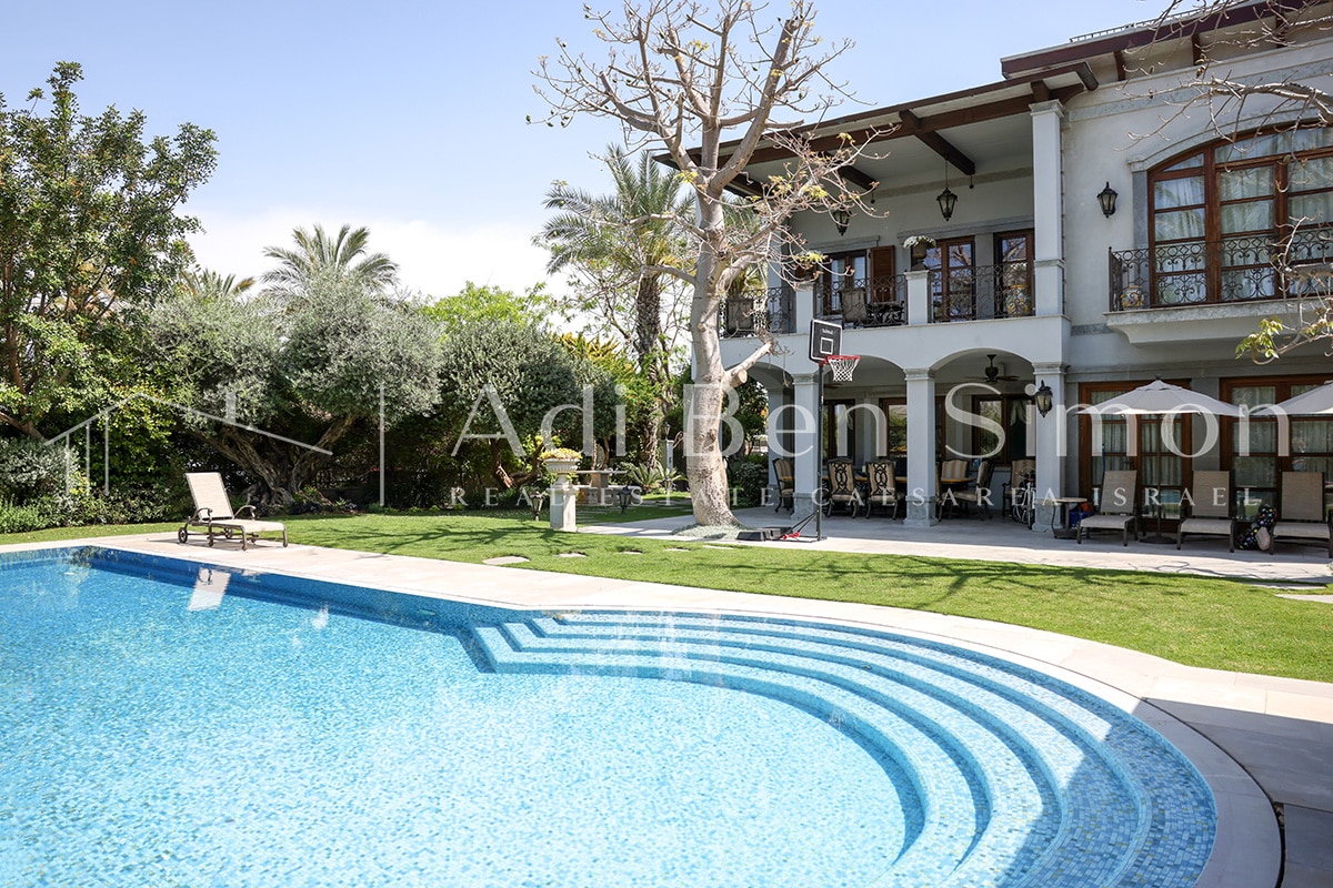 עיצוב של בארוקו ורנסנס על מגרש 1100 מר פינתי וילה מיוחדת הבנויה כ400 מר