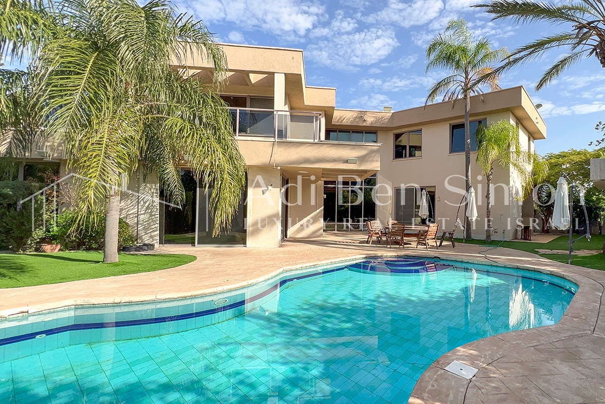 להשכרה בקיסריה בשכונה מבוקשת ברחוב פינתי על מגרש 1850 מר בנוי בית כ500 מר