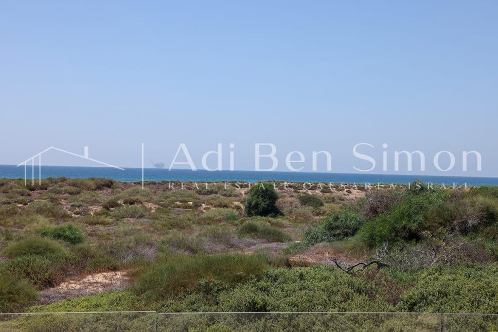 בשכונת יוקרתית וילה מודרנית עם חצר גדולה ונוף ים פנורמי