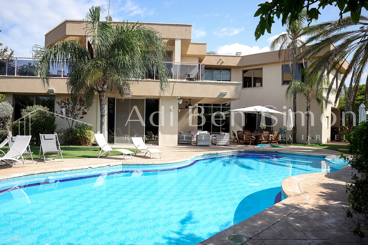 להשכרה בקיסריה בשכונה מבוקשת ברחוב פינתי על מגרש 1850 מר בנוי בית כ500 מר