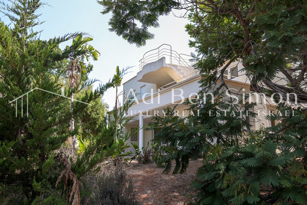 למכירה בשכונה וותיקה בקיסריה מגרש,פינתי גובל בשצפ כ1300 מר לבניה