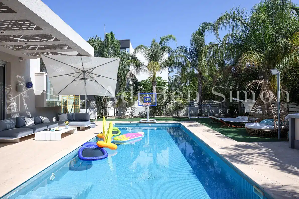 למכירה בקיסריה רחוב מרכזי על פנינת שכונה 13 וילה מודרנית חדשנית בעיצוב קווים נקיים