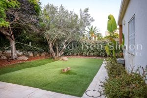 במרתף הבית רחבה ענקית עם שני חדרי שינהמקלחת ושירותים ומדרגות עם כניסה חיצונית נפרדת היוצאת דרך חניה מקורה כפולה בקומת הכניסה 6 חדרי שינה שפוצלו ליחידה בעלת 3 חדרים מטבח וכניסה פרטית ועוד 3 חדרים גדולים המשמשים בבית כחדר אירוח חדר ארונות ומאסטאר ענק ביציאה חצר מטופחת עם עצים בוגרים בריכה גדולה אזור שקט ופסטורלי