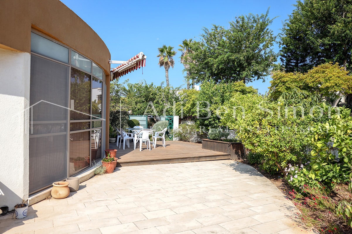 בשכונת הים פינתי ושקט בית עם סלון מרווח עם מטבח כפול