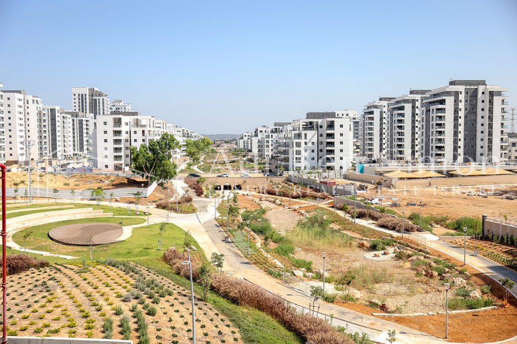 למכירה בשכונת אור ים החדשה, דירה גדולה הפונה בנופה לכיוון הנחל והפארק הירוק
