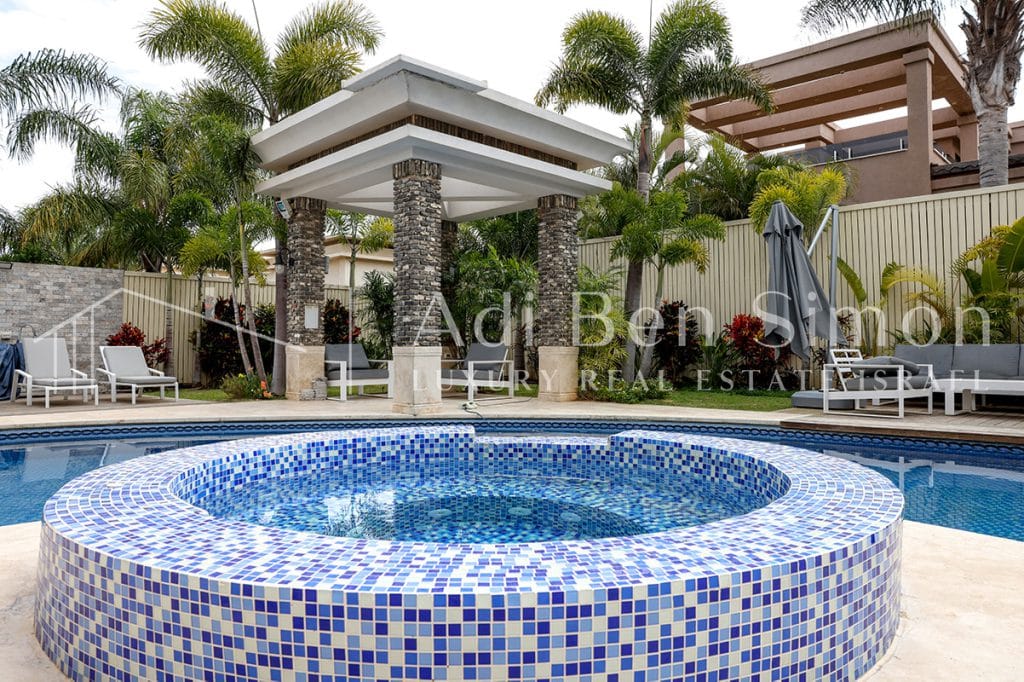 למכירה וילה קלאסית בסגנון פרובנס בשכונת הגולף עם נוף לגולף ואגמים