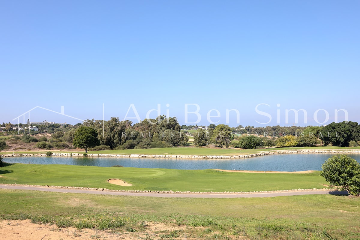 בשכונת הגולף קו ראשון לגולף וילה מודרנית עם נופים של גולף ואגמים לוקיישן מיוחד