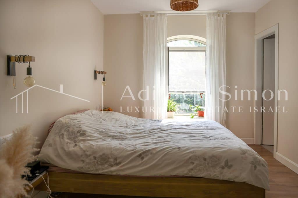 וילה למכירה בקיסריה בקירבת הים בשכונה מבוקשת בית משופץ עם כניסה הפרטית סלון מרווח עם מטבח פתוח