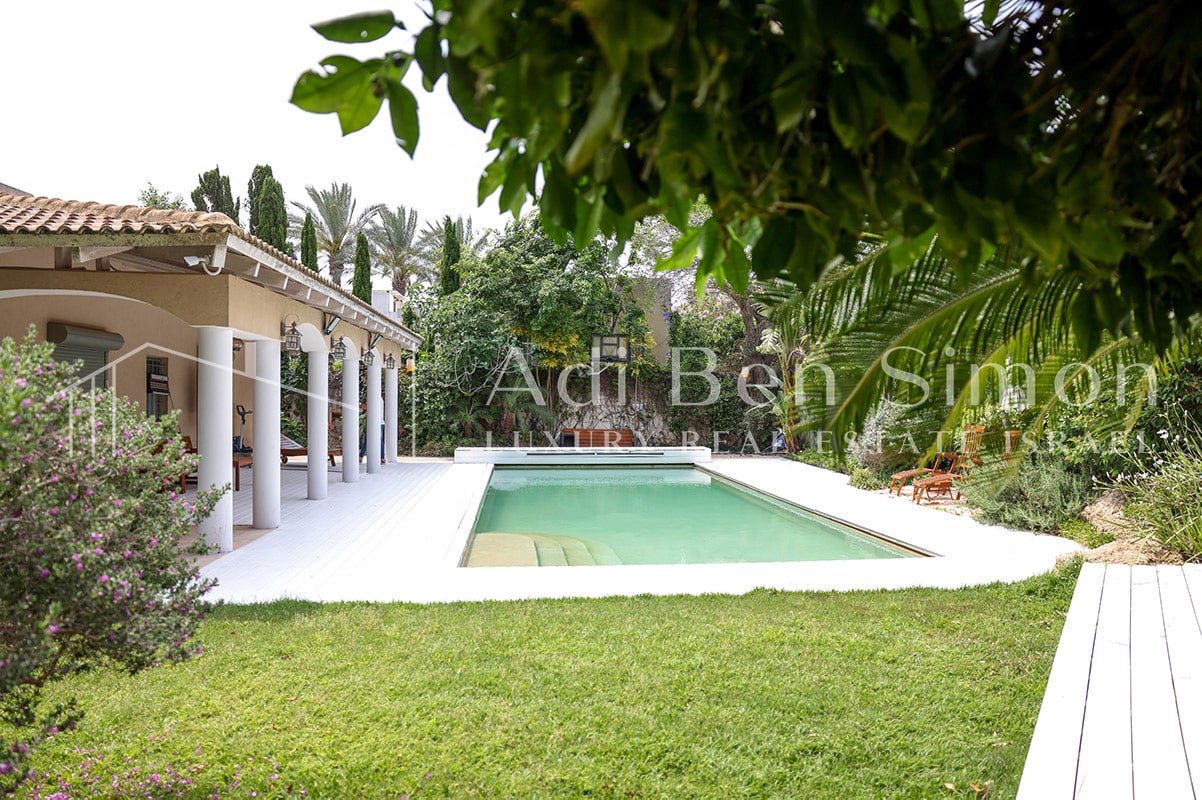 וילה בקיסריה בשכונה ותיקה על מגרש 1250 מ״ר וילה חד קומתית בסגנון טוסקני כחדשה מרווחת מאוד כ350 מ״ר