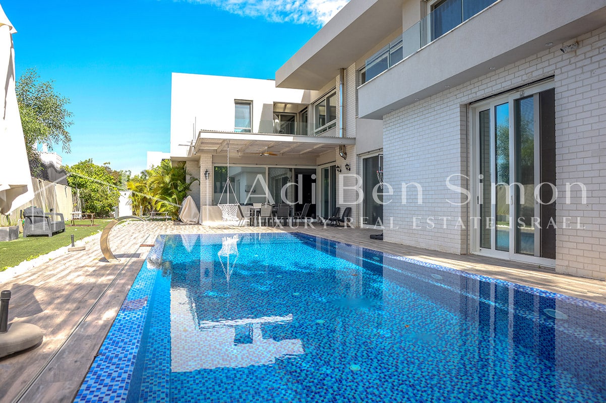 למכירה וילה מודרנית חדשה קו שני לגולף עם שטח פתוח של חצר ובריכה