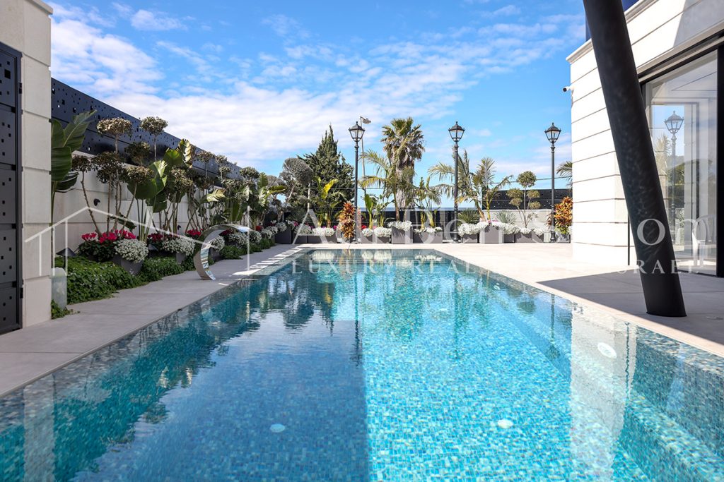 הגינה מטופחת וגדולה עם בריכה מחוממת מקורה