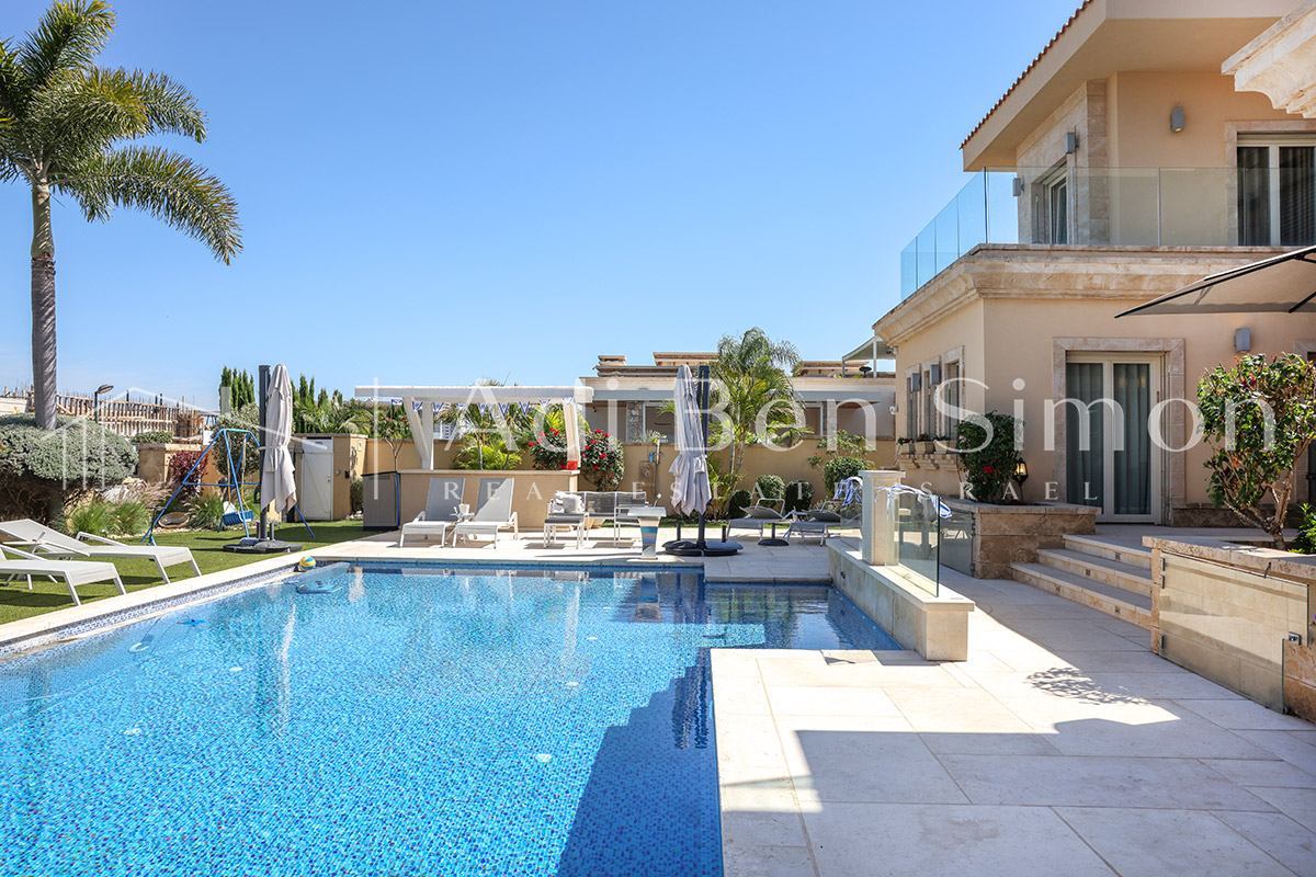  למכירה וילה גדולה בשכונת הגולף קו שני לגולף