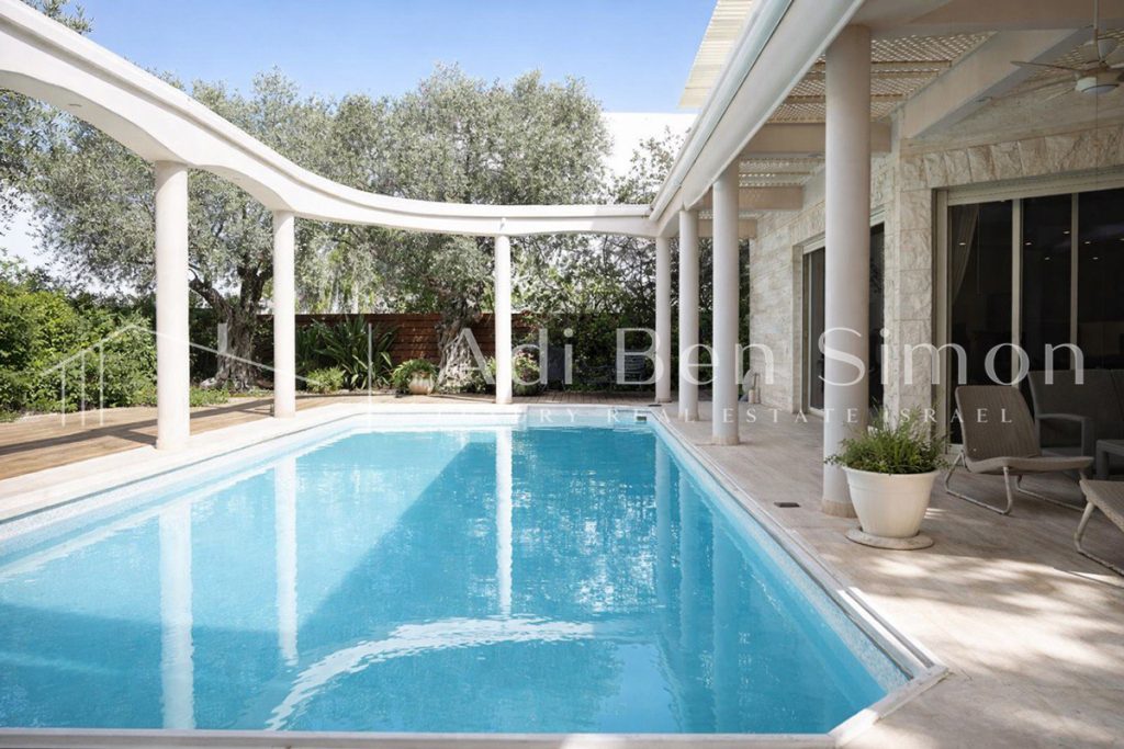 למכירה בשכונת הגולף במיקום מעולה נקודת תצפית לים על שטח צמוד לפארק