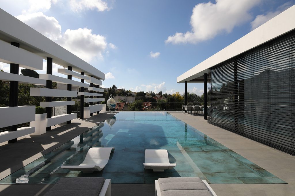 על מגרש ענק של כ-1,700 מ״ר, וילה עוצרת נשימה בתכנון אדריכלי של ישראלביץ – סטנדרט אחר לגמרי של מגורי יוקרה. כ-550 מ״ר בנוי של עוצמה, מרחב ונוכחות: