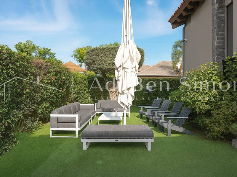 בשכונת נווה חיים וילה מיוחדת בסגנון כפרי מודרני עטופה בריק על קירות בכניסה לבית סלון מרווח ומטבח מודרני