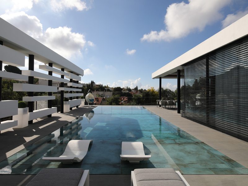 על מגרש ענק של כ-1,700 מ״ר, וילה עוצרת נשימה בתכנון אדריכלי של ישראלביץ – סטנדרט אחר לגמרי של מגורי יוקרה. כ-550 מ״ר בנוי של עוצמה, מרחב ונוכחות: