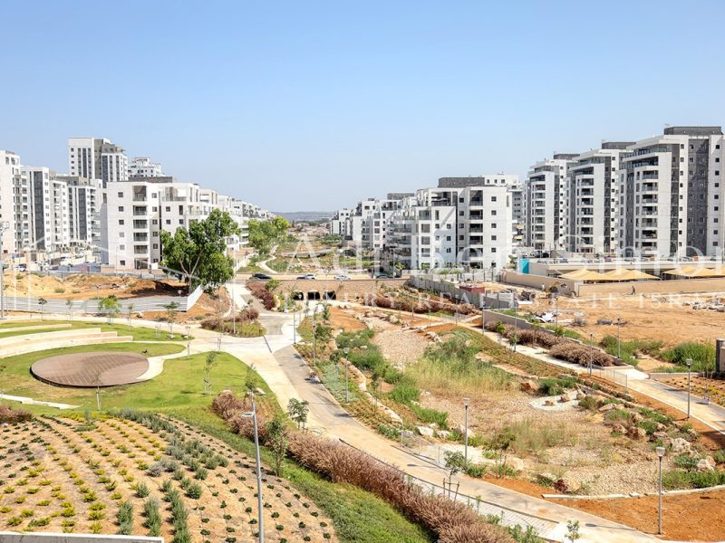 למכירה בשכונת אור ים החדשה, דירה גדולה הפונה בנופה לכיוון הנחל והפארק הירוק